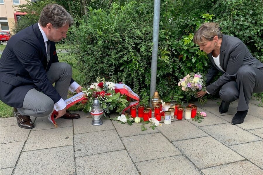 Am Tatort in Hof haben Polens Vize-Generalkonsul Marcin Król und die Hofer Oberbürgermeisterin Eva Döhla (SPD) am Mittwoch gemeinsam Blumengebinde niedergelegt. 