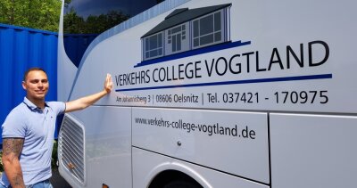 Vogtländer gründet eine Fahrschule für Fahrlehrer - Daniel Albert von der Fahrschule Albert hat das Verkehrs College Vogtland gegründet. Er bildet jetzt Fahrlehrer in der Region aus und will so dem drohenden Mangel in diesem Bereich entgegensteuern. 