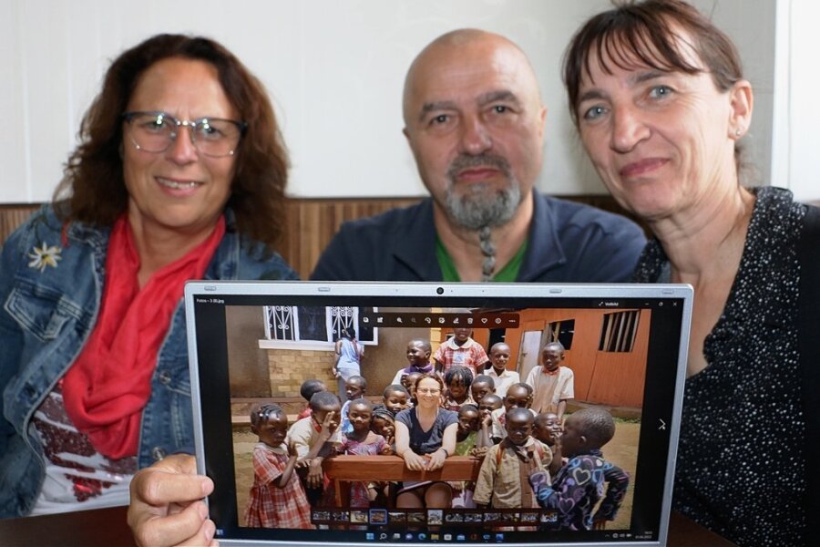 Filmemacher Annett und Michael Rischer aus Pausa und Inka Söll (links), Lehrerin in Schleiz, sprechen über ihre Erfahrungen beim Besuch in Uganda. 