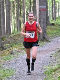 Vogtländer laufen im Erzgebirge aufs Treppchen - Carolin Schmidt vom SV Grünbach gewann bei den Frauen über 20 km. 