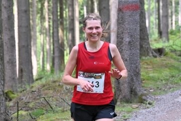 Vogtländer laufen im Erzgebirge aufs Treppchen - Carolin Schmidt vom SV Grünbach gewann bei den Frauen über 20 km. 