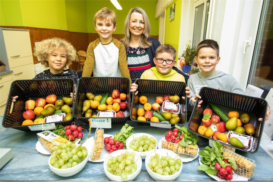 Vogtländer liefern Grundschülern kostenlos Milch und Obst - Die Eichigter Grundschüler erhalten ein Jahr lang kostenlos Milch und Obst - so wie 2021 Kinder in Oberlosa.