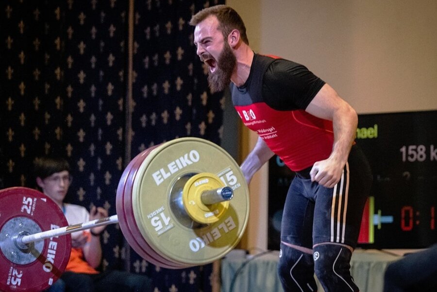 Vogtländer Raphael Friedrich knackt Norm für Gewichtheber-EM - Raphael Friedrich schreit nach der Bestleistung von 158 Kilogramm im Reißen seine ganze Freude heraus. 