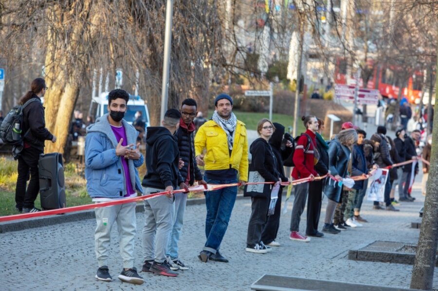 Vogtländer setzen mit Menschenkette ein Zeichen gegen Rassismus - 