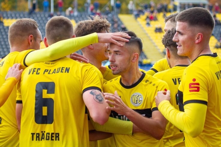 Ondrej Nyber (Mitte) wird von seinen Teamkollegen nach seinem Treffer zum 1:0 gefeiert. Am Ende siegte der VFC Plauen 6:0 gegen Arnstadt. Vor 618 Zuschauern erklommen die Plauener damit den ersten Platz in der Fußball-Oberliga. 