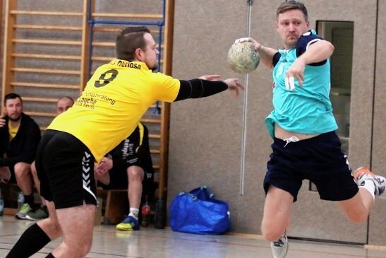 Vogtländer vor anspruchsvollen Aufgaben - Anthony Ludwig (am Ball) möchte mit der SG Handball Oberland am Samstag Revanche für die Hinspielniederlage gegen die zweite Mannschaft des SV Sachsen Werdau nehmen.