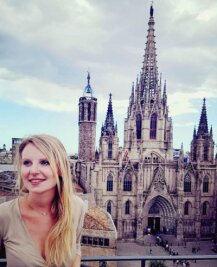 Vogtländerin lebt als Chefin eines Erotik-Museums ihren Traum - Sarah Rippert vor der Kathedrale in der Altstadt von Barcelona. Seit zwölf Jahren lebt sie in der Stadt. 