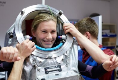 Vogtländerin startet zu simulierter Mars-Mission - Fast 50 Kilogramm wiegt die Attrappe des Raumanzugs, den Analog-Astronautin Anika Mehlis testweise bereits getragen hat. 