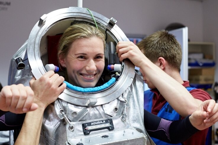 Fast 50 Kilogramm wiegt die Attrappe des Raumanzugs, den Analog-Astronautin Anika Mehlis testweise bereits getragen hat. 