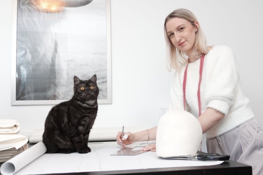 Vogtländerin will mit Modelabel durchstarten - Wenn Sophie Schramek in ihrem Atelier in der Zwickauer Innenstadt Entwürfe anfertigt oder zuschneidet, ist Katze Galotti oft an ihrer Seite. 