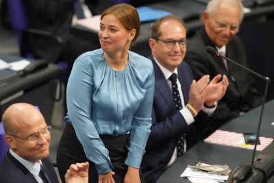 Vogtländerin Yvonne Magwas neue Bundestags-Vizepräsidentin - CDU-Abgeordnete Yvonne Magwas bekommt bei der konstituierenden Sitzung des neuen Bundestags Applaus, nachdem sie zur Vizepräsiddentin gewählt wurde. 