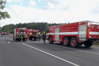 Vogtländische Feuerwehren sichern Tankstelle in Tschechien - Die Gemeindefeuerwehr aus Bad Brambach beim Einsatz nahe Voitersreuth/Vojtanov in Tschechien.