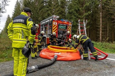 Vogtländische Feuerwehren und Katastrophenschutz üben Bekämpfung eines Waldbrandes - Die Feuerwehren aus Muldenberg und Grünbach zogen bei der Übung mit dem Katastrophenschutz an einen Strang.