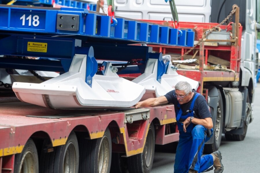 Vogtländische Firma liefert neue Frachtschlitten in die Antarktis - Millimeterarbeit: Roland Unger von Lehmann-UMT verlädt einen Frachtschlitten auf dem Tieflader. 
