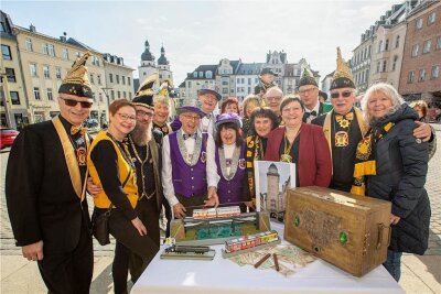 Vogtländische Karnevalisten verabschieden sich in Plauen bis zur nächsten Saison - Auf dem Plauener Altmarkt übergaben die Karnevalisten am Mittwochmittag die Stadtkasse an Bürgermeisterin Kerstin Wolf.
