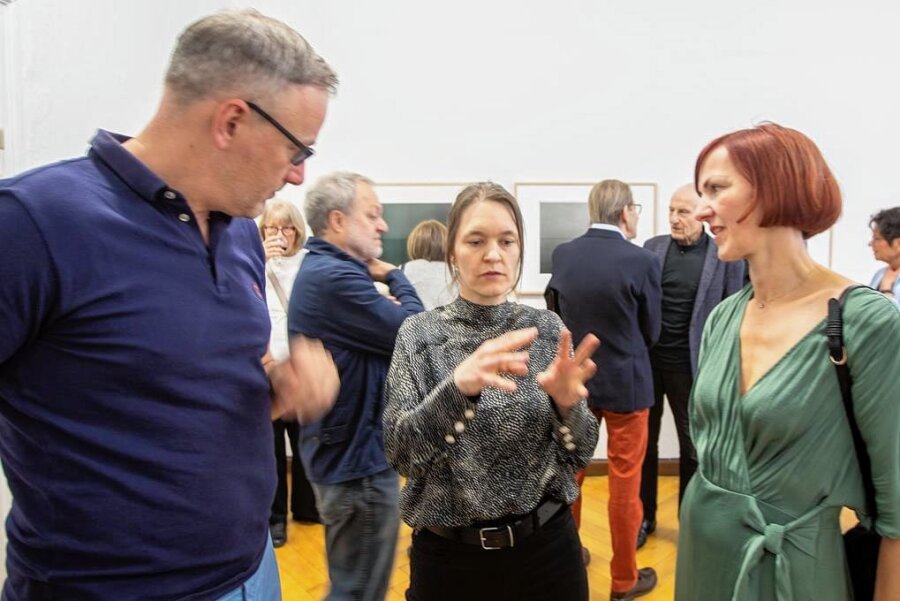 Vogtländische Künstler setzen sich mit Arbeiten des New Yorker Spitzenfotografen Hiroshi Sugimoto auseinander - Künstlerin Stefanie Kölbel (Mitte) im Gespräch mit Besuchern zur Eröffnung der neuen Ausstellung in der Galerie an der Bärenstraße.
