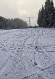 Vogtländische Top-Loipe bei PS-Randale zerstört - Reifenspuren auf der Grünbacher Loipe. Unbekannte sind mit Autos auf die präparierte Fläche gefahren und haben die Schneeauflage zerstört. 