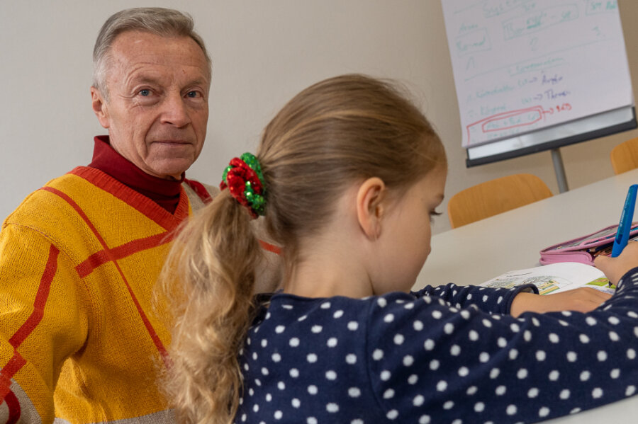 Vogtländischer Autismusverein wächst und sucht neue Mitarbeiter - Jürgen Baumann springt regelmäßig als Vertretungskraft für Schulbegleitung ein. Speziell in diesem Bereich sucht der Autismusverein Vogtland noch weitere Unterstützung.