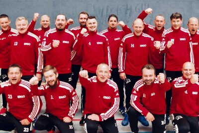 Vogtländischer Handballverein sucht weiterhin Verstärkung - Das darf gefeiert werden: Die Rodewischer Handballwölfe - hier in ihren neuen Anzügen - sind im Bezirkspokal eine Runde weiter. 