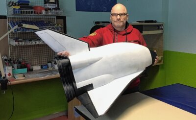 Vogtländischer Modellbauer an oscarprämiertem Film beteiligt - Hobby-Modellbauer Jörg Herbst mit seinem Space-Shuttle, das er für den Kurzfilm "Laika und Nemo" gebaut hat. Das Foto entstand vor drei Jahren während der Bauphase des Modells. 