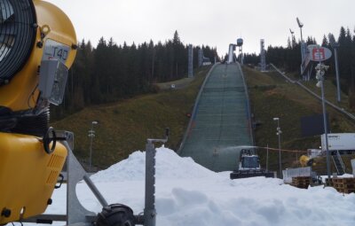 Vogtland-Arena in Klingenthal wird für Weltcup präpariert - Leise rieselt der Schnee... In der Klingenthaler Vogtland-Arena produziert die Snow-Factory bereits Kunstschnee für den Skisprung-Weltcup am zweiten Dezember-Wochenende.