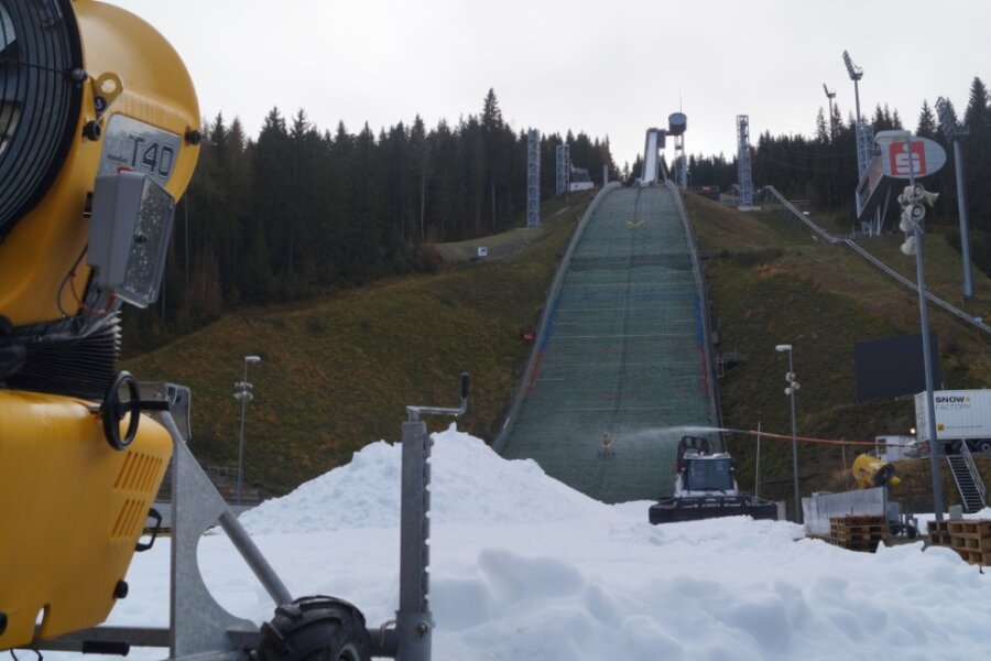 Leise rieselt der Schnee... In der Klingenthaler Vogtland-Arena produziert die Snow-Factory bereits Kunstschnee für den Skisprung-Weltcup am zweiten Dezember-Wochenende.