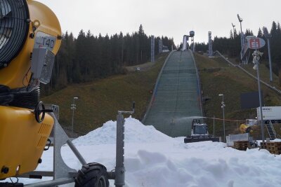Vogtland-Arena wird für erneuten Geister-Weltcup präpariert - Leise rieselt der Schnee... In der Klingenthaler Vogtland-Arena produziert die Snow-Factory bereits Kunstschnee für den Skisprung-Weltcup am zweiten Dezember-Wochenende.