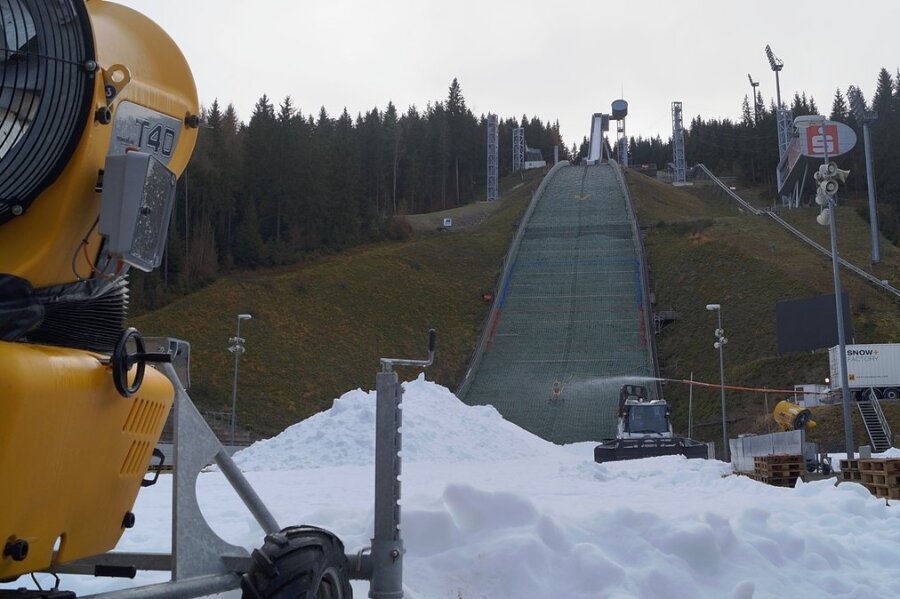 Leise rieselt der Schnee... In der Klingenthaler Vogtland-Arena produziert die Snow-Factory bereits Kunstschnee für den Skisprung-Weltcup am zweiten Dezember-Wochenende.