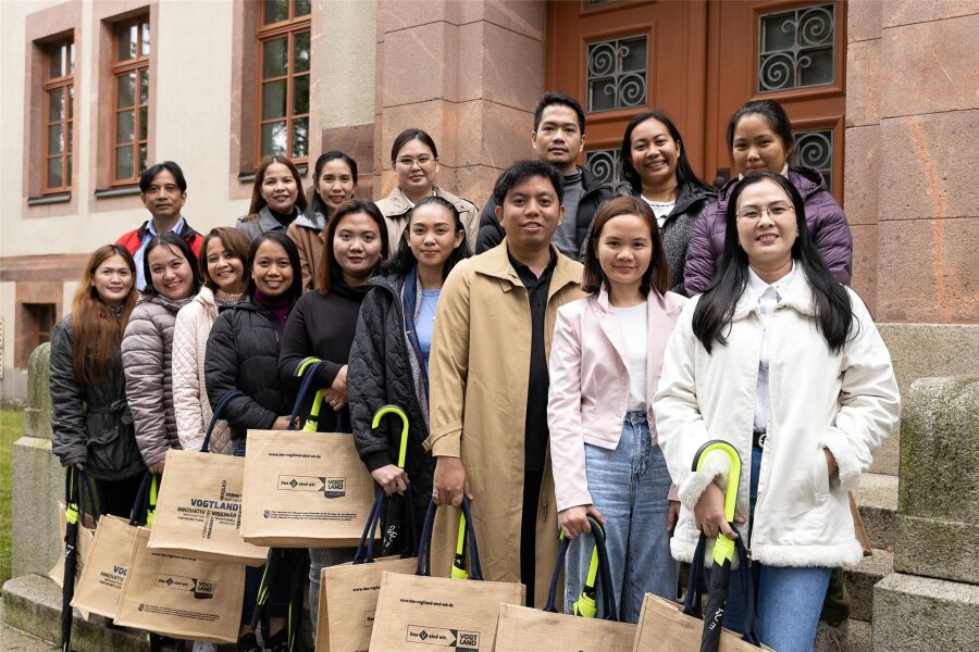 Vogtland begrüßt neue Fachkräfte von den Philippinen: Wo sie künftig unterstützen sollen - Am BSZ „Anne Frank“ in Falkenstein wurden 16 neue Pflegefachkräfte von den Philippinen begrüßt. Passend zum Regenwetter haben alle einen Regenschirm geschenkt bekommen.