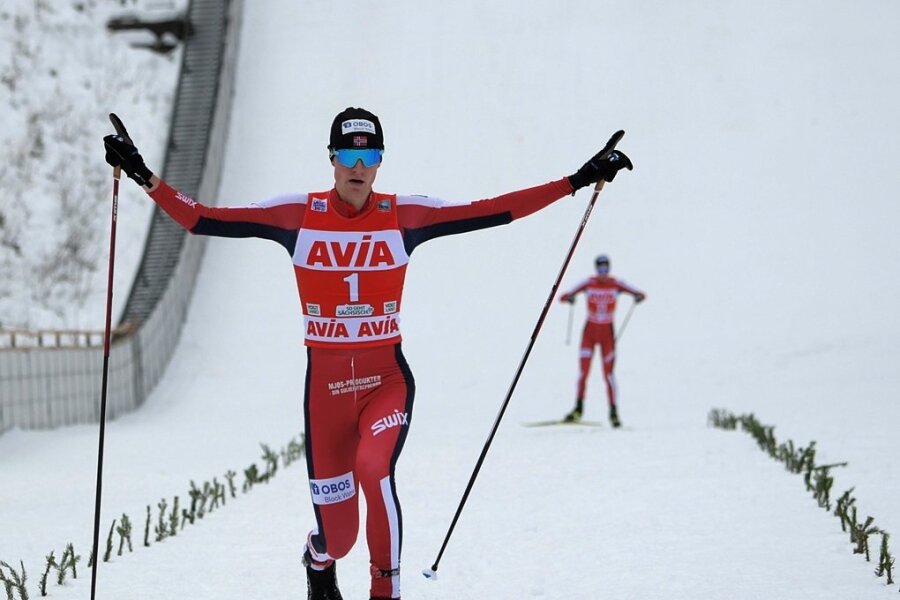 Vogtland erlebt norwegische Festspiele - Der Norweger Simon Tiller war der überragende Athlet beim Continental-Cup der Nordische Kombination in Klingenthal. Er gewann mit drei Einzelsiegen auch das erstmals vergebene "Klingenthal-Triple". 