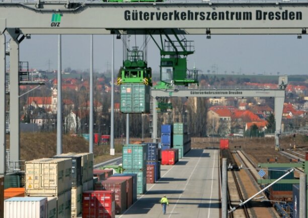 Umschlagterminal des relativ großen Güterverkehrszentrums Dresden: Weil die Bahnlinie durchs Elbtal überlastet ist, könnte die Strecke Plauen-Cheb (Eger) eine Alternative darstellen.