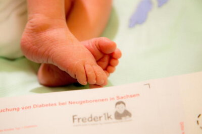 Vogtland-Klinikum testet Neugeborene  auf erhöhtes Diabetesrisiko - Kaum auf der Welt, wird den Babys schon Blut abgenommen. Aber der kleine Tropfen aus der Ferse kann entscheidend für das Leben sein. Denn darin finden sich mitunter Gene, die auf ein erhöhtes Risiko für Typ-1-Diabetes hinweisen. Wer das weiß, kann sein Kind besser schützen.