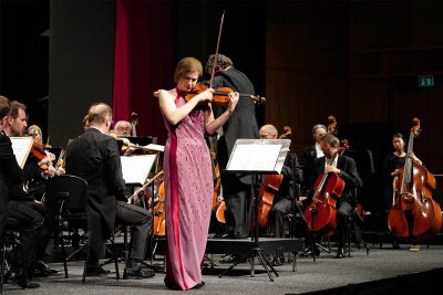 Vogtland-Philharmonie eröffnet Saison der Sinfoniekonzerte mit Brahms und Bartók in Reichenbach - Ioana Christa Goicea ist im ersten Teil des Konzerts zu hören.