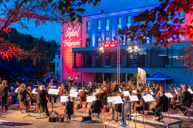 Am Freitagabend hat die Vogtland Philharmonie mit über 50 Musikern rund 300 Besucher in den Reichenbacher "Park der Generationen" gelockt.