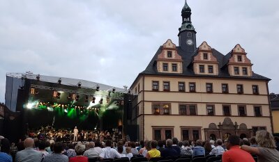 Vogtland Philharmonie macht Peniger Markt zum Konzertsaal - Mehrere hundert Besucher verfolgten "Philharmonic Rock" auf dem Peniger Markt.