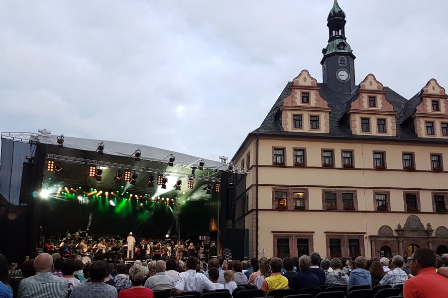 Vogtland Philharmonie macht Peniger Markt zum Konzertsaal - Mehrere hundert Besucher verfolgten "Philharmonic Rock" auf dem Peniger Markt.