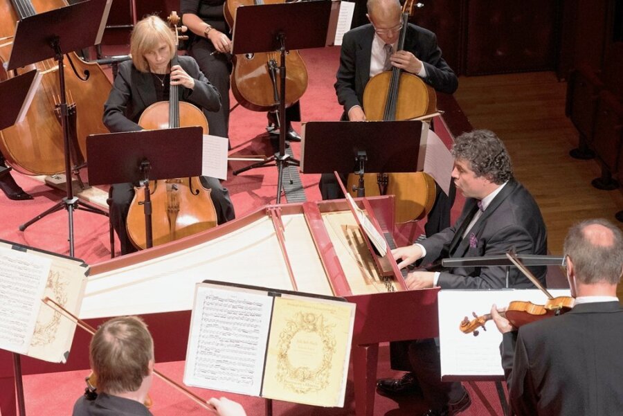 Vogtland Philharmonie startet in die Jubiläumssaison - Chefdirigent Dorian Keilhack (Bildmitte rechts) wird die Konzerte in Greiz und Reichenbach nicht nur leiten, sondern selbst als Solist des Klavierkonzerts Nr. 3 c-Moll von Beethoven zu erleben sein.