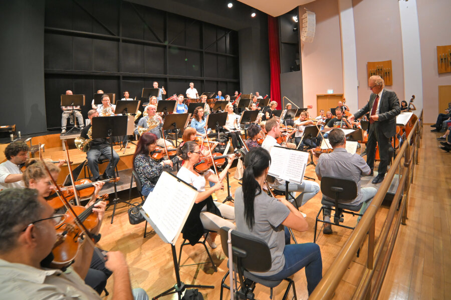 Die Vogtland Philharmonie, hier bei Probearbeiten mit Generalmusikdirektor Stefan Fraas, will in der ganzen westsächsischen und ostthüringischen Fläche präsent sein.  Foto: Carsten Steps