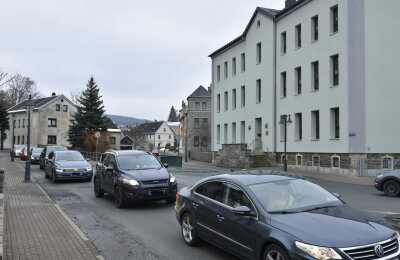 Vogtland: Protest per Autokorso gegen geschlossene Kitas und Schulen - Ein Autokorso mit etwa 50 Fahrzeugen fuhr von Markneukirchen zur Grundschule in Erlbach und zurück.