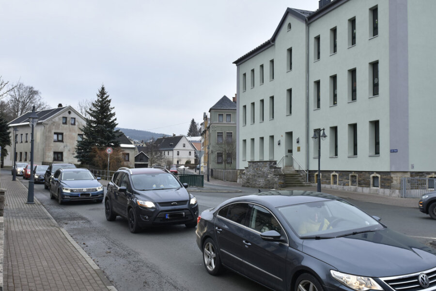 Ein Autokorso mit etwa 50 Fahrzeugen fuhr von Markneukirchen zur Grundschule in Erlbach und zurück.