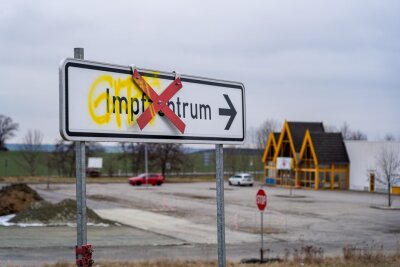 Vogtland: Schilder zu Impfzentrum in Eich mit gelber Farbe beschmiert - 