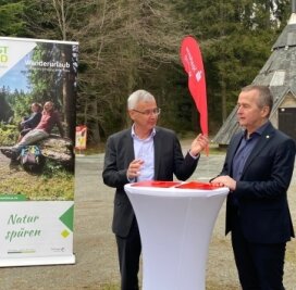 Vogtland startet "Bergläufe" und weitere attraktive Tagesrouten - Landrat Rolf Keil (links) und Sparkassenvorstand Marko Mühlbauer.