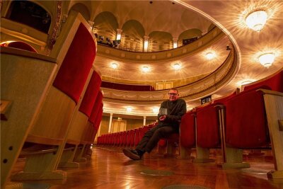 Vogtland-Theater lädt zum Tag der offenen Tür ein - Theater-Technikleiter Silvio Gahs erwartet am Sonntag Besucher auch hinter den Kulissen des Vogtland-Theaters.