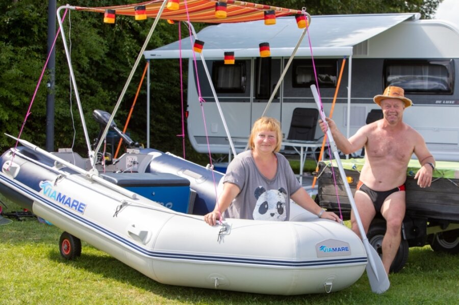 Vogtland-Urlaub boomt - Sorgen bleiben - Zu den Gästen auf dem Campingplatz an der Talsperre Pöhl zählten am Wochenende auch Gabi und Jens aus Münchberg. Sie haben am Samstag ihr Boot für die "Nacht der leuchtenden Boote" vorbereitet. 