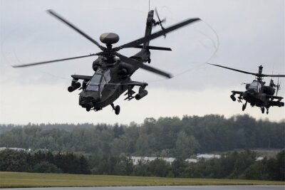 Vogtland: US-Kampfhubschauber müssen auf Flugplatz Auerbach zwischenlanden - Zwei US-Army-Kampfhubschrauber der Bauart Boeing AH 64 Apache landeten am Donnerstag auf dem Flugplatz.