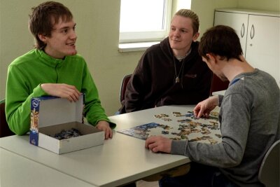 Vogtland: Wenn autistische Schüler einen Begleiter brauchen - Betroffene puzzeln im Ellefeld mit Betreuer Alex Werner (Mitte) im Autismuszentrum Vogtland.