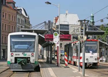 Vogtland-Züge steuern wieder Zwickauer Stadtzentrum an - Dank neuer Technik wird es für Bahn (links) und Straßenbahn (rechts) noch leichter, den Stadtkern anzusteuern. 