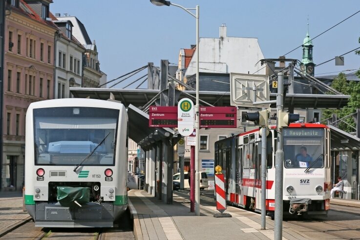 Vogtland-Züge steuern wieder Zwickauer Stadtzentrum an - Dank neuer Technik wird es für Bahn (links) und Straßenbahn (rechts) noch leichter, den Stadtkern anzusteuern. 