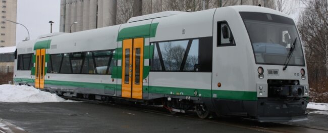 <p class="artikelinhalt">So sieht er aus, der erste Regio-Shuttle RS1, den die Vogtlandbahn am 10. Februar von der Stadler Pankow GmbH übernommen hat. Markant sind die trapezförmigen Fenster und die orangen Türen. </p>