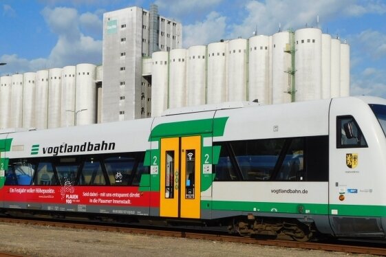 Vogtlandbahn wirbt für "900 Jahre Plauen" - Dieser Triebwagen der Vogtlandbahn wirbt mit einer Aufschrift jetzt für "900 Jahre Plauen". 